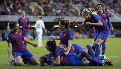 Las jugadoras del Barça celebran el gol de Hermoso.