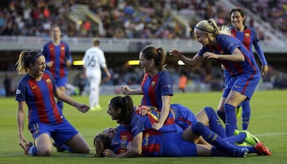 Las jugadoras del Bar&ccedil;a celebran el gol de Hermoso.