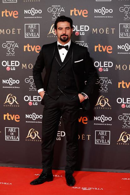 El actor Antonio Velázquez, con esmoquin de Bere Casillas y zapatos de Martinelli.