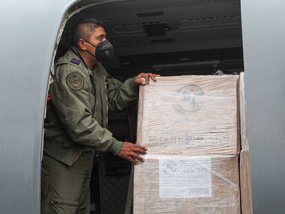 Un integrante del Ejército mexicano alistando el cargamento de vacunas en el Aeropuerto Internacional de la Ciudad de México.