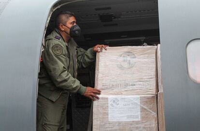 Un integrante del Ejército mexicano alistando el cargamento de vacunas en el Aeropuerto Internacional de la Ciudad de México.