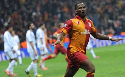 Drogba celebra su gol al Real Madrid