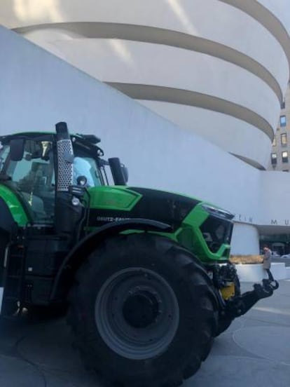Un tractor en la Quinta Avenida de Nueva York prepara al visitante del Guggenheim para la muestra 'Countryside. The Future'. |