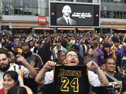Homenaje a Kobe Bryant en las inmediaciones del Staples Center de Los Ángeles.