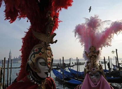 Durante estos doce días, miles de turistas y venecianos disfrutan de varias propuestas innovadoras que la organización ha ideado con el propósito de atraer el público joven al Carnaval y lograr "un mayor impacto mediático". Todo ello sin olvidar sus tradiciones características, como los desfiles de máscaras, los bailes de época y las representaciones teatrales o de la "Commedia dell'Arte".