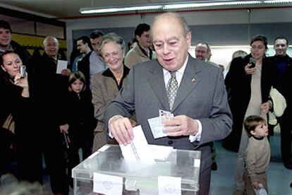 Jordi Pujol, en el momento de depositar su voto.