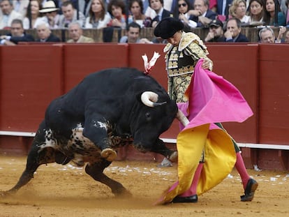 Roca Rey recibe a la ver&oacute;nica a su primer toro.