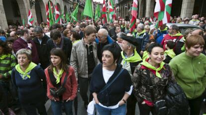 Etxeberria (en el centro, segunda fila) habla con Tasio Erkizia (con boina y pañuelo verde) en presencia del exdirigente de ETA<b> Antxon</b> (chaqueta negra, solapa azul). En primer término, la candidata de Bildu Zuriñe Gaintza (con chaqueta roja) y a la derecha, Goirizelaia y Etxaide.