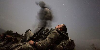 Un soldado del contingente estadounidense en Afganist&aacute;n descansa en la provincia de Kunar, el 12 de agosto de 2009.