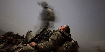 Un soldado del contingente estadounidense en Afganistán descansa en la provincia de Kunar, el 12 de agosto de 2009.
