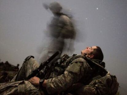 Un soldado del contingente estadounidense en Afganist&aacute;n descansa en la provincia de Kunar, el 12 de agosto de 2009.