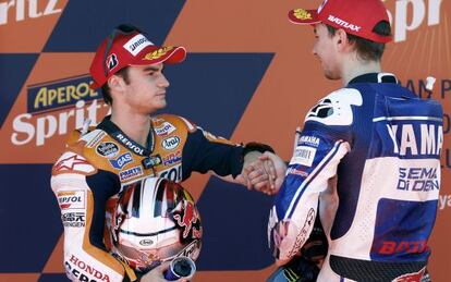 Pedrosa saluda a Lorenzo en el podio de Montmeló.