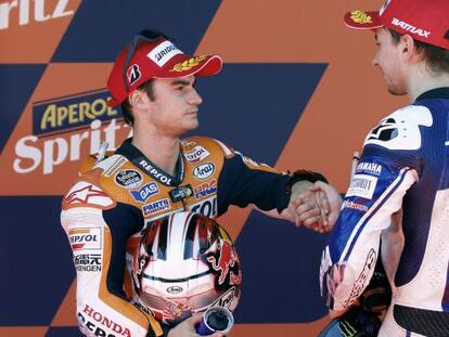 Pedrosa saluda a Lorenzo en el podio de Montmel&oacute;.