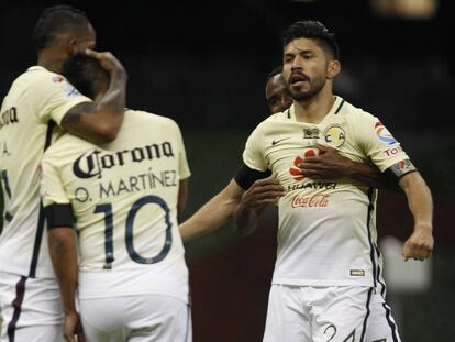 Peralta (d) celebra su gol frente a Necaxa