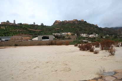 Zonas afectadas, en la carretera de Caravaca en Lorca, por las fuertes lluvias. Al fondo, el Castillo de Lorca.