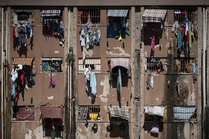 Ropa cuelga de las celdas superpobladas de la Prisin Central de Porto Alegre, Brasil. 