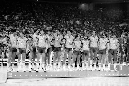 La selección española de baloncesto, con la medalla de plata en Los Ángeles 1984.