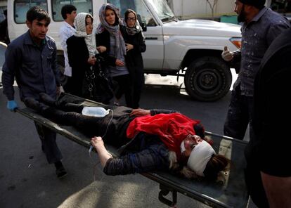 Una mujer herida tras el ataque terrorista es trasladada al hospital de Kabul, el 27 de enero de 2018.