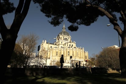 Para el catedrático Antonio Miranda, el Catedral de Santa María la Real de la Almudena de Madrid "mezcla todos los estilos sin gracia".