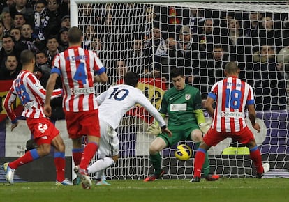 Özil bate a Courtois en el 2-0 del Madrid sobre el Atlético en la 14ª jornada de Liga de la temporada 2012-2013