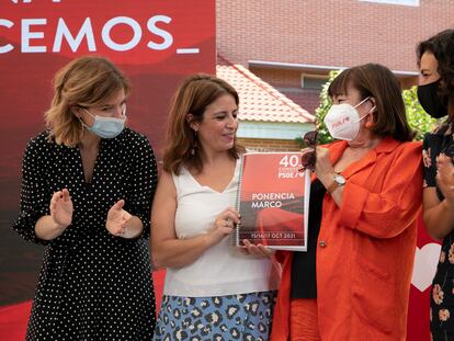 De izquierda a derecha, Hana Jalloul, portavoz socialista en la Asamblea de Madrid y coordinadora de la ponencia marco del 40º congreso del PSOE; Adriana Lastra, vicesecretaria general del PSOE; Cristina Narbona, presidenta del partido, y la eurodiputada y también ponente, Lina Gálvez.