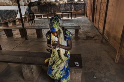 Una mujer Peuhl (seminómada), musulmana, aguarda consulta en la clínica de MSF en PK5. Los musulmanes están abandonando Bangui y la RCA por miles, ante el temor de sufrir represalias.
