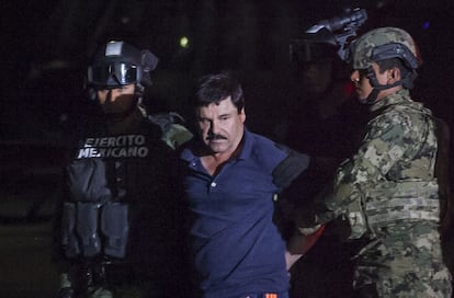 El narcotraficante Joaquín 'El Chapo' Guzmánes es conducido a un helicóptero de la Marina Armada de México, en la capital mexicana.