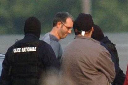 Policías franceses trasladan a Mikel Antza en el aeropuerto de Biarritz el 5 de octubre de 2004.