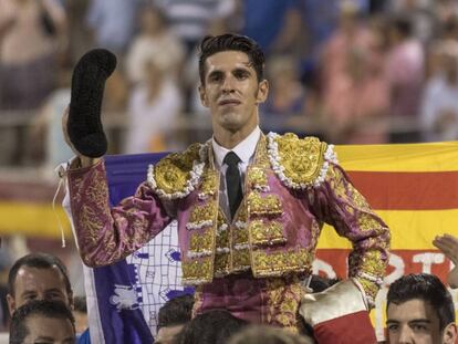 Alejandro Talavante, a hombros en Palma el 4 de agosto de 2017.