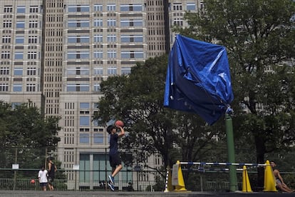 Un joven juega al baloncesto en una pista precintada en Tokio (Japón). Los muertos por covid-19 en el mundo superaron los 400.000, de acuerdo con los datos proporcionados este domingo por la Universidad Johns Hopkins en Estados Unidos.