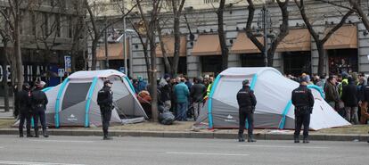 La marcha se ha detenido a su paso por la plaza Margaret Thatcher, en Colón, donde siete personas del sector del taxi permanecen en huelga de hambre.