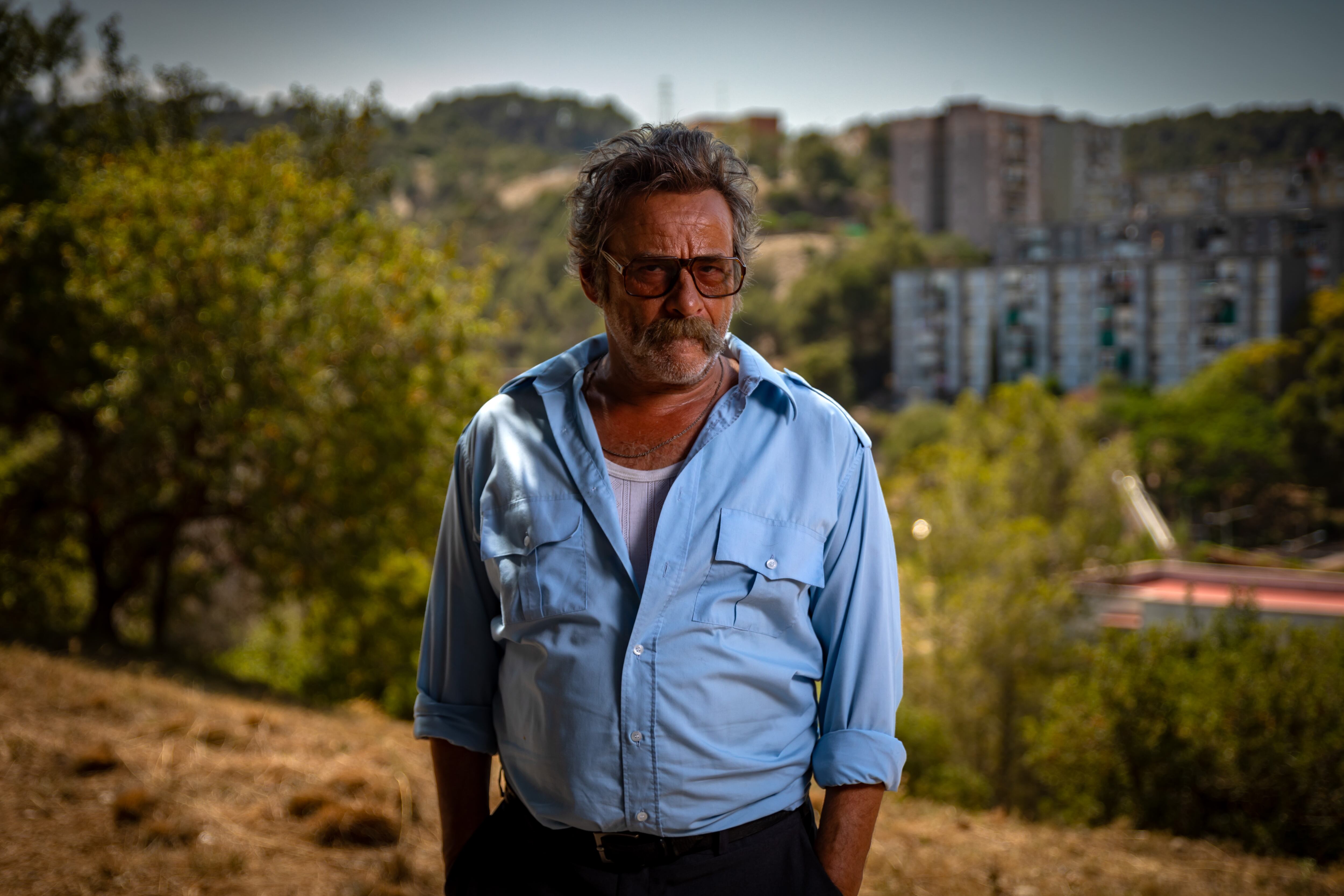 El actor Eduard Fernández caracterizado como Manuel Vital durante el rodaje de la película 'El 47'. 