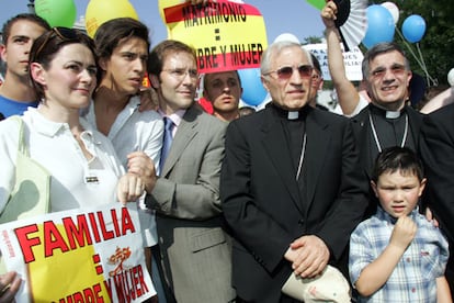 Madrid, 18 de junio. El cardenal Antonio María Rouco (3d), en la manifestación contra la legalización del matrimonio entre homosexuales, convocada por el Foro de la Familia bajo el lema "La familia sí importa. Por el derecho a una madre y un padre. Por la libertad", protesta que cuenta con el apoyo de la Conferencia Episcopal y el Partido Popular.