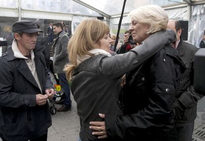 Abrazo entre Carmen Gisasola, en el centro, y Rosa Rodero en el homenaje a Joseba Goikoetxea.