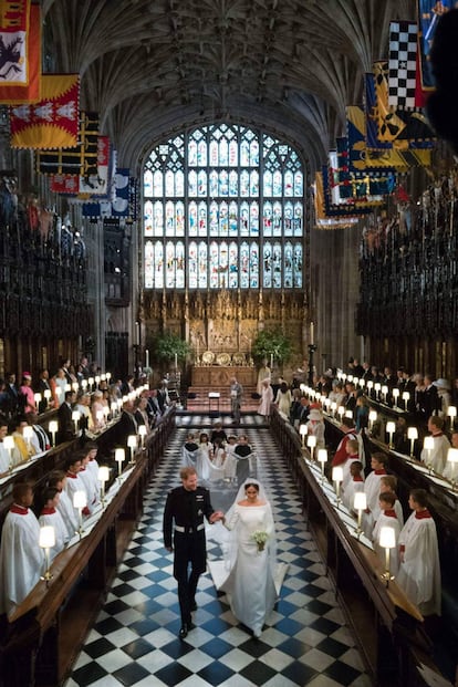 Príncipe Harry e Meghan Markle, agora duque e duquesa de Sussex, caminham em direção à saída da capela de São Jorge. 