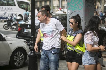 Uno de los detenidos tras el atraco a una joyería en paseo de Gràcia.