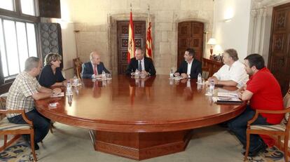 El presidente de la Generalitat, Alberto Fabra, con los miembros del comité de empresa de Galmed.