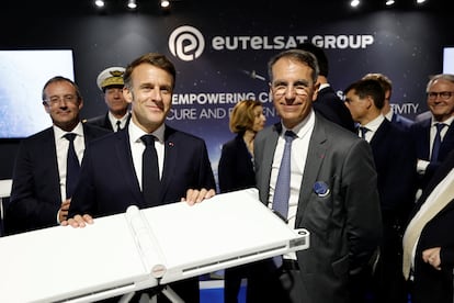 El presidente francés, Emmanuel Macron, posa durante una visita en el 55º Salón Aeronáutico Internacional de París, en el aeropuerto de Le Bourget, el 20 de junio. 