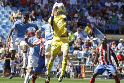 Courtois atrapa con seguridad el balón en un ataque osasunista.