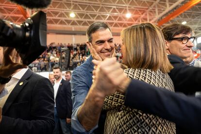 Pedro Sánchez recibe el cariño de los simpatizantes este jueves en Sant Boi de Llobregat (Barcelona). 