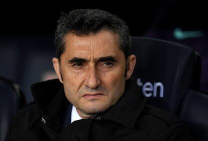 Ernesto Valverde, entrenador del Barcelona, sentado en el banquillo, antes del partido.