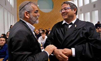 El candidato electoral de Poder Judío Michael Ben Ari (izquierda), con su letrado en la sede del Supremo de Israel.