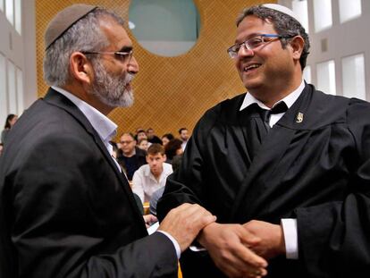 El candidato electoral de Poder Judío Michael Ben Ari (izquierda), con su letrado en la sede del Supremo de Israel. 