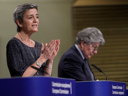 La vicepresidenta ejecutiva de la Comisión Europea Margrethe Vestager, junto al comisario de Mercado Interior, Thierry Breton, este miércoles en Bruselas.