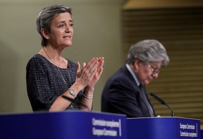 La vicepresidenta ejecutiva de la Comisión Europea Margrethe Vestager, junto al comisario de Mercado Interior, Thierry Breton, este miércoles en Bruselas.