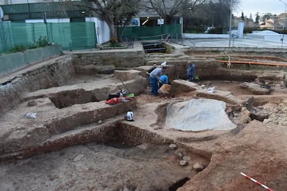 Excavación donde se halló el hueso del elefante.