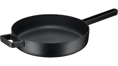 La sartén de hierro de WMF hace gala de un elegante diseño en negro.