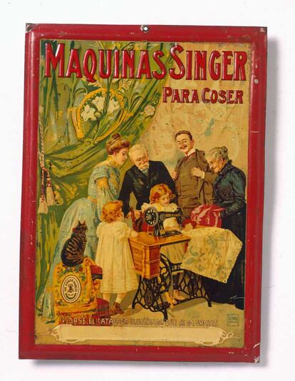 La célebra marca de máquinas de coser Singer encargó este anuncio, de finales del siglo XIX, en chapa lisa con el borde en relieve. El mensaje es que hasta una niña podía usar una máquina así.