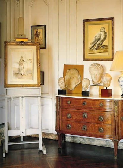 Parte de la colección de antigüedades y dibujos de Jackie Kennedy en otro de los rincones del salón de su apartamento.