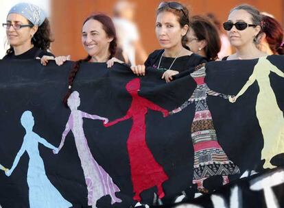 Algunas de las Mujeres de Negro que se manifestaron ayer en la playa de la Malva-rosa.